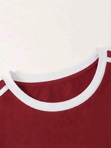 Camiseta casual de mujer con franja lateral de color contrastante, estilo universitario, top de manga corta diario de verano, estampado minimalista de letras de patchwork, ajuste ceñido y cuello redondo - Burdeos - Ver 3