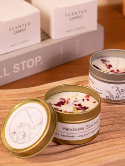 这款精油干花蜡烛罐在北欧很受欢迎，常被用作结婚礼物或生日礼物。它散发着薰衣草、玫瑰、英国梨和婴儿之吻的芬芳，由大豆蜡和干花制成。是送给北欧朋友的小礼物，也是送给闺蜜或女友的浪漫之选，同样适合作为婚礼伴娘或闺蜜的礼物。