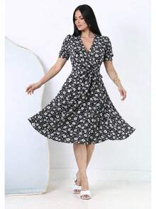 Elegant Women's Midi Dress With Black Floral Print, A-Line Silhouette, Short Puff Sleeves, And A Wrap-Around Hem With A Belt. - 黑色花卉 - 查看 2