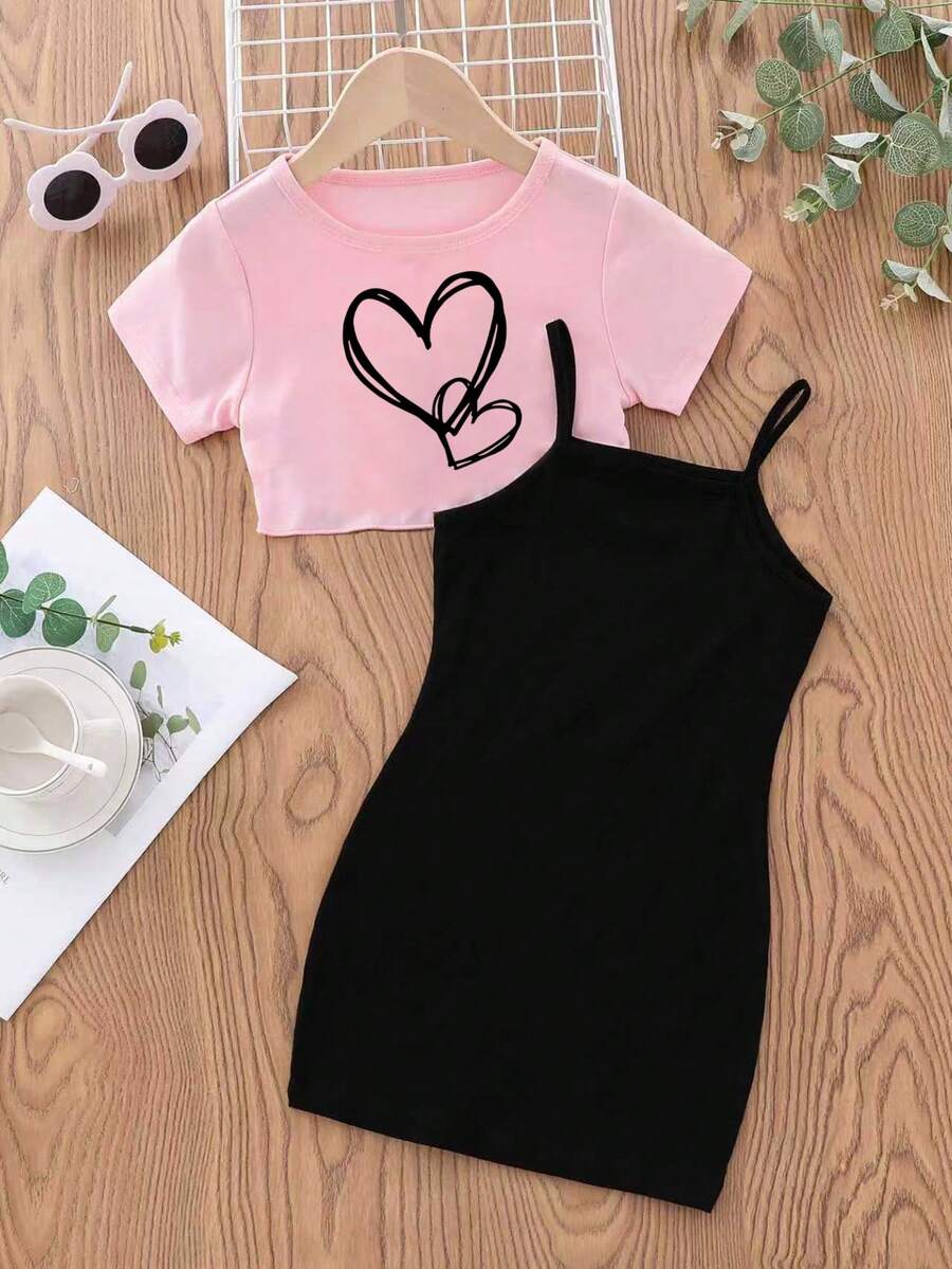 Bộ đồ mùa hè cho bé gái, gồm áo thun ngắn tay và váy hai dây in hình trái tim, kiểu dáng thường ngày. - Hồng - Xem 1