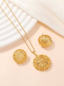 Set de 2 piezas de collar con colgante redondo y aretes con patrón de estrella hueca chapada en oro, de estilo de Oriente Medio para el Ramadán. El patrón de estrella transmite bendiciones radiantes para las mujeres. - Amarillo Oro - Ver 2