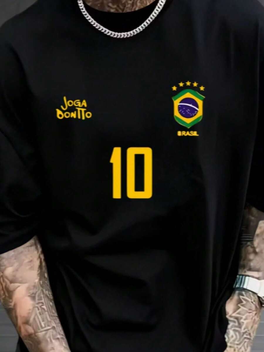 Camiseta Masculina Brazil Gothic Joga Bonito T-Shirt Número 10 com Estética Sombria, Misturando Elementos do Futebol com Arte Gótica Moderna, Criando Uma Peça Única, Cheia de Força, Identidade e Intensidade Visual. Ideal para Homens que Buscam Um Estilo Alternativo, Noturno e Marcante, Representando o Brasil em Versão Dark, Misteriosa e Repleta de Atitude. Combina com Streetwear Pesado, Tons Escuros e Acessórios Metálicos, Perfeita para Um Visual Gótico Urbano Atual - Preto - Visão 1
