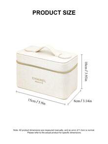 CHANEL Nécessaire quadrada bege, em tecido, com zíper de metal dourado, design portátil, forro espaçoso, ideal para guardar maquiagem do dia a dia, levar em viagens e também como uma elegante caixa de presente para o Dia dos Namorados e aniversários. Perfeita para todas as estações. - Branco - Ver 6