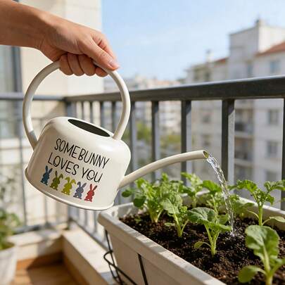 两款可选：“花市”和“小兔子爱你”复古铁艺浇水壶，适用于花园或阳台上浇灌幼苗、薰衣草、玫瑰等植物。也可作为桌面或阳台上的装饰品，适合农舍风、乡村风及其他自然风格的家居装饰。