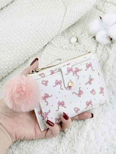 这款带有绒球吊坠、白色蝴蝶结图案字母细节的折叠式小钱包，轻薄便携，可作信用卡钥匙包，可爱时尚，适合作为生日礼物、圣诞节礼物、周年纪念礼物、送给女性朋友的礼物，也适合商务场合、周年纪念日、圣诞节、情人节、生日礼物、送给爱人的礼物、送给女性朋友的礼物、送给女孩的礼物、送给女士的礼物、送给学生的包包，也适合学校宿舍和返校季使用。
