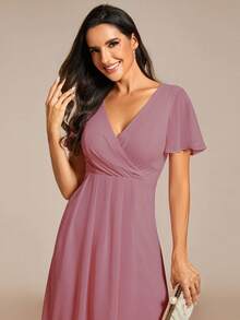 EVERPRETTY Elegante vestido de dama de honor de gasa con cuello en V y fruncido delantero en color rosa, con dobladillo de volantes suave de largo asimétrico, adecuado para invitados de boda y ocasiones formales de noche - Rosado Sandía - Ver 5