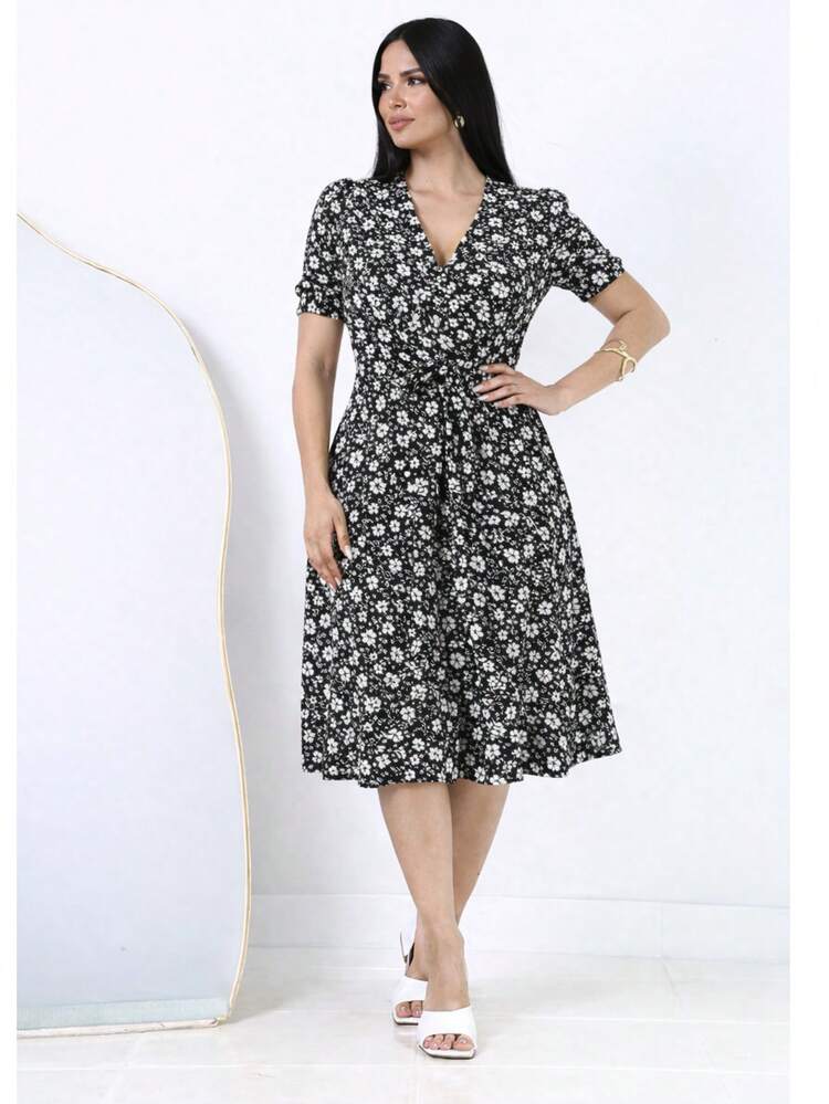 Elegant Women's Midi Dress With Black Floral Print, A-Line Silhouette, Short Puff Sleeves, And A Wrap-Around Hem With A Belt. - 黑色花卉 - 查看 3