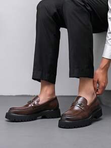 Zapatos formales para hombre, mocasines slip-on de moda con suela gruesa y puntera ancha, estilo británico, para negocios, trabajo, casual, uso diario y caminar, talla grande - Marrón - Ver 6