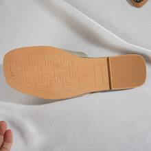 Dép xăng đan nữ đế bằng mũi vuông màu bạc, chất liệu PU, kiểu dáng cổ điển nữ thần với khóa trang trí bằng nhựa, một quai, thích hợp cho trong nhà, bãi biển, kỳ nghỉ, tiệc tùng sang trọng, tiệc chiêu đãi, và phong cách tối giản thường ngày. - Bạc - Xem 8