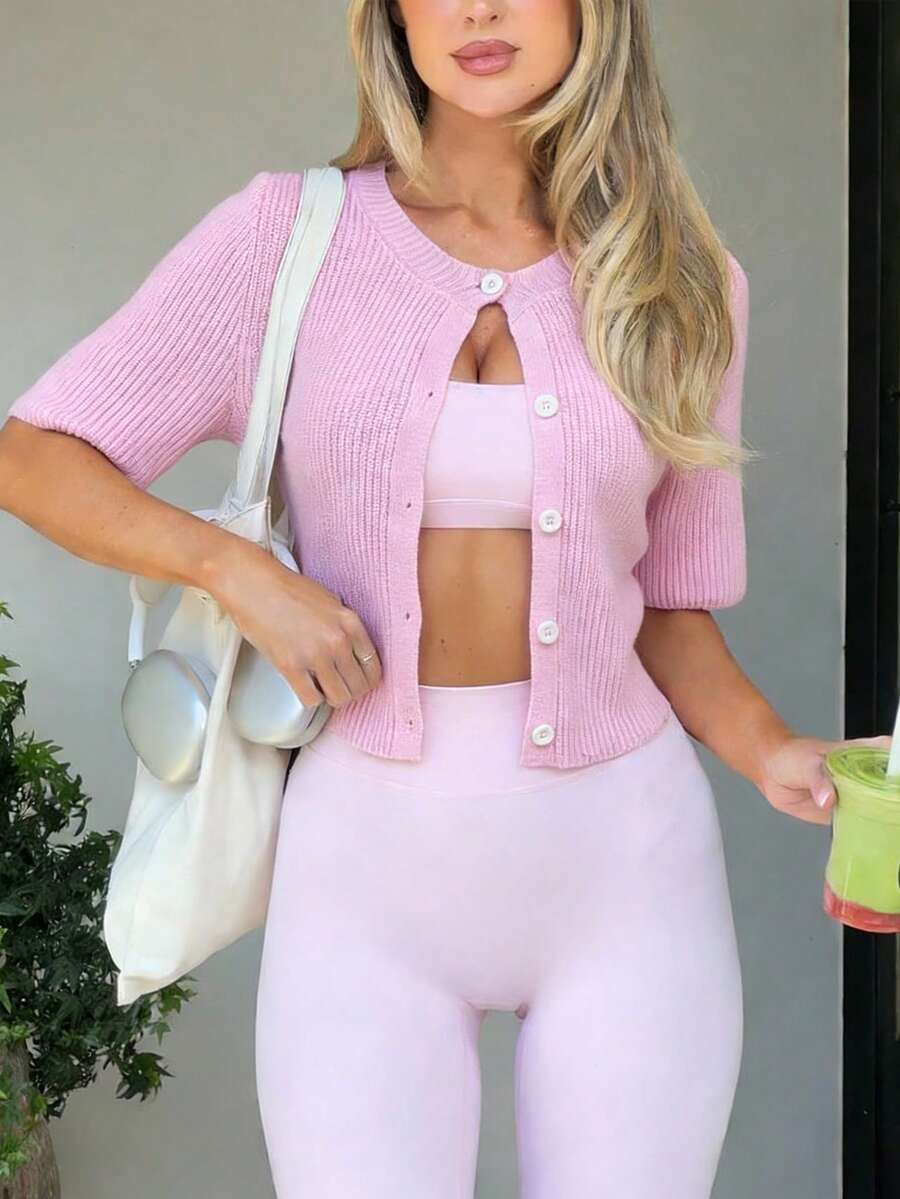 女士粉色春夏轻薄针织开衫，短袖，圆领，纽扣细节，短款设计，适合度假、海滩穿着，也适合健身穿着。