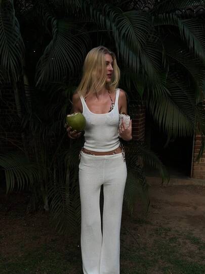 Bộ đồ nữ gồm áo dệt kim không tay cổ vuông và quần dệt kim phối hợp.