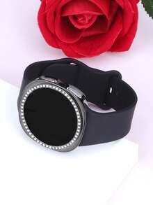 Juego de 2 en 1 de correa de reloj de silicona suave + estuche protector compatible con Samsung Galaxy Watch4 de 40 mm/44 mm para mujer. Correa de reloj de silicona suave y cómoda con hebilla de remache, combinada con un estuche protector de PC a prueba de golpes con brillantes incrustados de rhinestones. El diseño perforado del estuche protector ofrece una sensibilidad táctil. - Caja negra con caja engastada con diamantes. - Ver 3