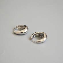 Pendientes de Alta Gama para Mujeres de Estilo Minimalista Metálico Europeo y Americano, Simples, Curvados, Lisos, de Latón Chapado en Oro, a la Moda y Gruesos - Plateado - Ver 3