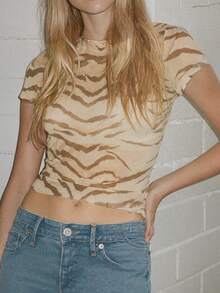 Áo croptop nữ họa tiết da báo, cổ tròn, tay ngắn, chất liệu dệt kim mỏng nhẹ, độ co giãn vừa phải, dáng regular fit, họa tiết hổ, thích hợp mặc đi nghỉ mát. - Màu be - Xem 6