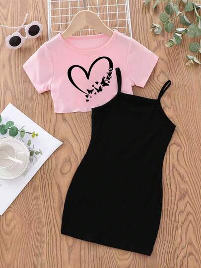Bộ đồ 2 món cho bé gái gồm áo thun ngắn tay in hình trái tim và bướm và áo hai dây màu trơn, thích hợp mặc hàng ngày.