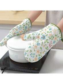 A Pair Of Floral-Patterned Heat-Resistant Oven Mitts, Suitable For Ovens, Microwaves, Baking, And Grilling. Made With Thickened Heat-Insulating Material To Prevent Burns, These Mitts Come With A Hanging Strap And Are Perfect For Cooking, Baking, And Barbecuing. They Also Make An Ideal Christmas Gift. - Random - View 11