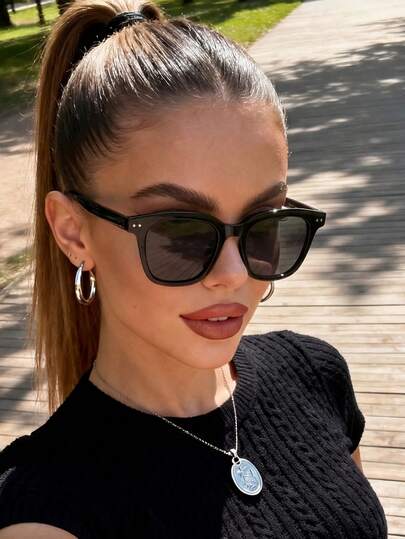 一副方形极简时尚眼镜，展现个人魅力，适合音乐节、海滩派对、夏季海滩度假、户外活动和旅行。