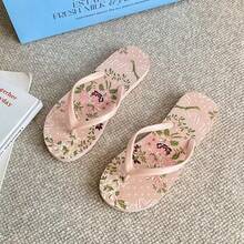 Women's V-Strap Sandals For Spring And Summer, Featuring Bold Pink Graffiti On The Exterior, Paired With Flat, Versatile, Anti-Slip, Ankle-Protecting And Toe-Squeezing Beach Sandals. - 淺粉色 - 查看 13