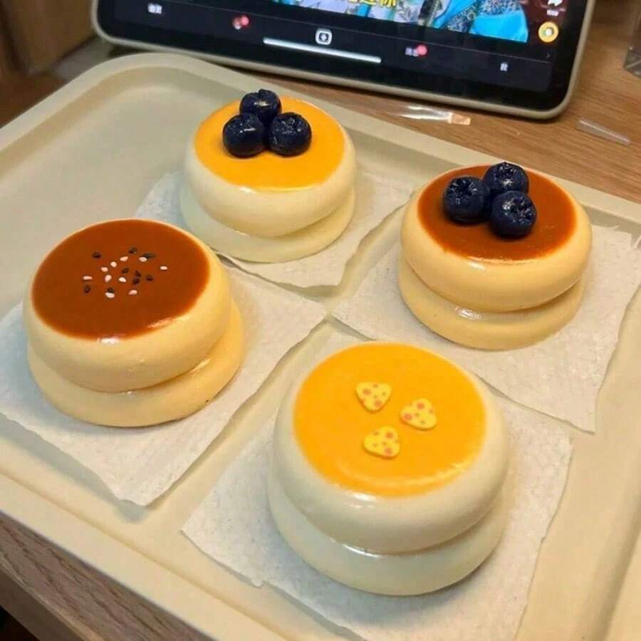 1个草莓蓝莓奶油蛋糕造型挤压玩具，节日、生日、派对礼品，缓解压力、宣泄情绪的完美礼物 - 彩色 - 查看 1