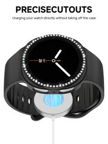 Juego de 2 en 1 de correa de reloj de silicona suave + estuche protector compatible con Samsung Galaxy Watch4 de 40 mm/44 mm para mujer. Correa de reloj de silicona suave y cómoda con hebilla de remache, combinada con un estuche protector de PC a prueba de golpes con brillantes incrustados de rhinestones. El diseño perforado del estuche protector ofrece una sensibilidad táctil. - Caja negra con caja engastada con diamantes. - Ver 5