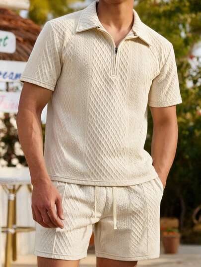 Bộ 2 món gồm áo polo ngắn tay màu trắng và quần short có dây rút dành cho nam, áo polo có khóa kéo họa tiết hình thoi và quần short cạp chun, chất liệu vải jacquard thoáng khí, kiểu dáng phù hợp cho kỳ nghỉ hè, lý tưởng cho các hoạt động ngoài trời.