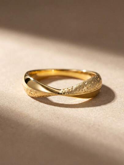 1枚精美优雅的镶钻锆石戒指，925纯银材质，女士礼物，适合舞会、聚会和各种派对场合。