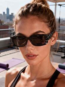 一副男女通用的高品质方形网格纹理时尚眼镜，适合日常佩戴和送礼。 - 黑色 - 查看 4