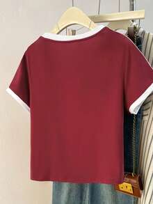 Camiseta casual de mujer con franja lateral de color contrastante, estilo universitario, top de manga corta diario de verano, estampado minimalista de letras de patchwork, ajuste ceñido y cuello redondo - Burdeos - Ver 2