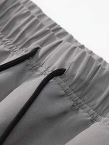 Pantalones casuales rectos y holgados para hombres con parches de rayas de contraste, cintura con cordón, decoración con cremallera, pantalones de pierna ancha con etiqueta con letra, adecuados para uso casual, al aire libre, citas nocturnas, verano - Gris Claro 2 - Ver 4