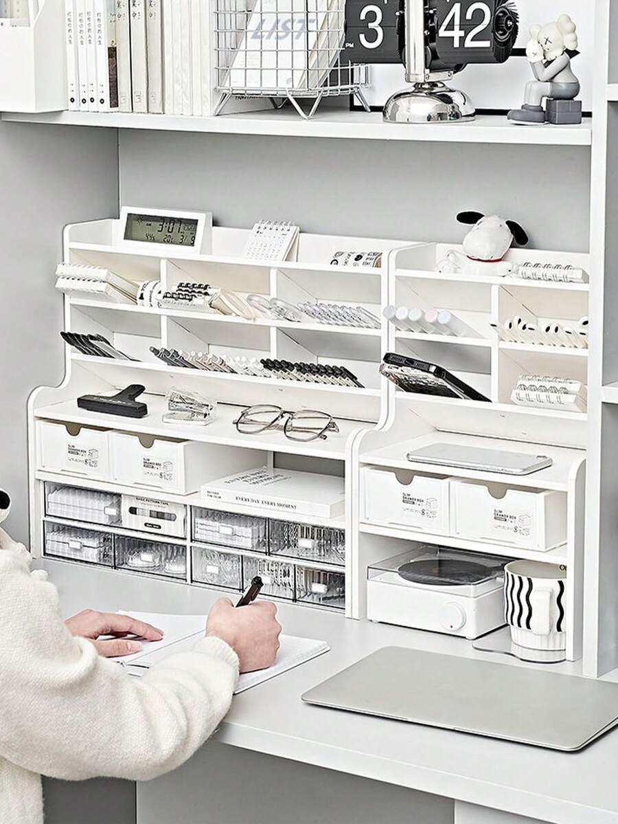 1 chiếc giá đỡ dọc bằng gỗ màu trắng để bàn, dùng để sắp xếp văn phòng phẩm, máy tính, tượng nhỏ và các vật dụng khác tại nhà/văn phòng/trường học. - trắng - Xem 1