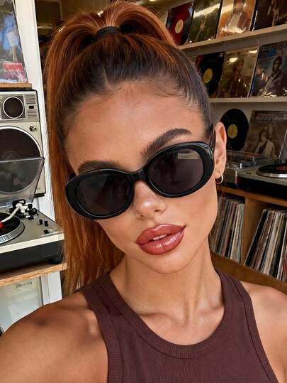 一副椭圆形黑色时尚眼镜，适合日常佩戴、夏季海滩、户外旅行及其他户外活动