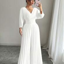 The Elegant White Wide-Leg Jumpsuit Features A V-Neck Design That Subtly Accentuates The Neck Line. The Loose And Casual Cuffs, Combined With The High-Waist Position And Pleated Technique, Raise The Waistline And Create The Impression Of Long Legs - 白色 - 查看 6