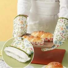 A Pair Of Floral-Patterned Heat-Resistant Oven Mitts, Suitable For Ovens, Microwaves, Baking, And Grilling. Made With Thickened Heat-Insulating Material To Prevent Burns, These Mitts Come With A Hanging Strap And Are Perfect For Cooking, Baking, And Barbecuing. They Also Make An Ideal Christmas Gift. - Random - View 1