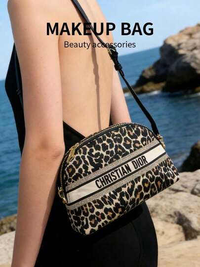 Dior This Fashionable Leopard Print Crossbody Bag, Decorated With Iconic Stripes, Is A Must-Have For Both Stylish Events And Everyday Use. It Is Perfect For Creating A Bold, Fashionable Look, And Is Highly Favored By Leopard Print Enthusiasts. For Those Who Love Unique Bag Designs, It Is An Indispensable Multi-Functional Item.