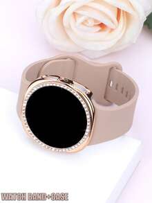 Correa de reloj color té con leche y caja con incrustaciones de diamantes.