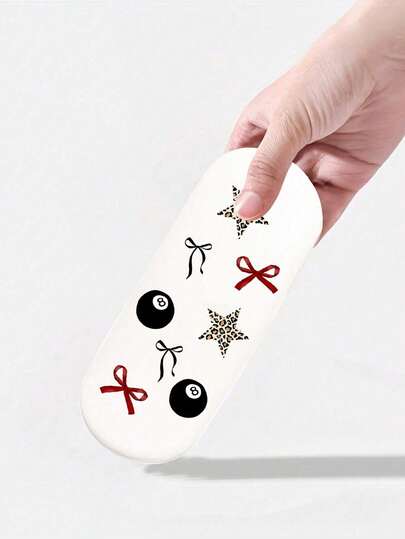 1个时尚印花眼镜盒，ins风眼镜收纳盒，印有红色蝴蝶结、粉色蝴蝶结、豹纹五角星、黑色8号台球图案和黑色蝴蝶结图案，多功能收纳盒，便携式时尚眼镜收纳盒，塑料材质，防水防污，轻便。