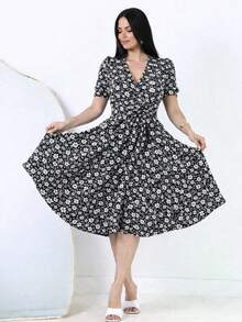 Elegant Women's Midi Dress With Black Floral Print, A-Line Silhouette, Short Puff Sleeves, And A Wrap-Around Hem With A Belt. - 黑色花卉 - 查看 5