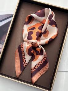 وشاح مربع من الحرير المقلد بطبعة نمر للنساء، أنيق وعملي للملابس والرأس - طبعة جلد النمر البني - مشاهدة 1