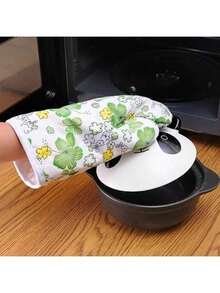 A Pair Of Floral-Patterned Heat-Resistant Oven Mitts, Suitable For Ovens, Microwaves, Baking, And Grilling. Made With Thickened Heat-Insulating Material To Prevent Burns, These Mitts Come With A Hanging Strap And Are Perfect For Cooking, Baking, And Barbecuing. They Also Make An Ideal Christmas Gift. - Random - View 7
