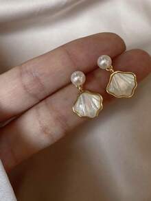 一对14K镀金可爱珍珠贝壳吊坠耳环，女士贝壳耳环，夏季饰品，适合女性和女孩日常佩戴，不褪色，黄金饰品，海滩度假饰品 - 金色 - 查看 1