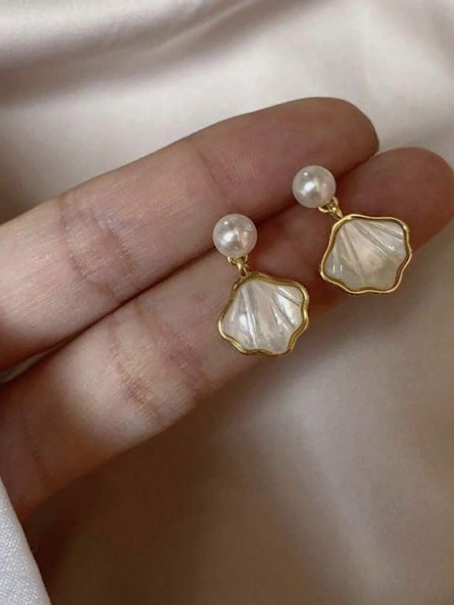 一对14K镀金可爱珍珠贝壳吊坠耳环，女士贝壳耳环，夏季饰品，适合女性和女孩日常佩戴，不褪色，黄金饰品，海滩度假饰品 - 金色 - 查看 1