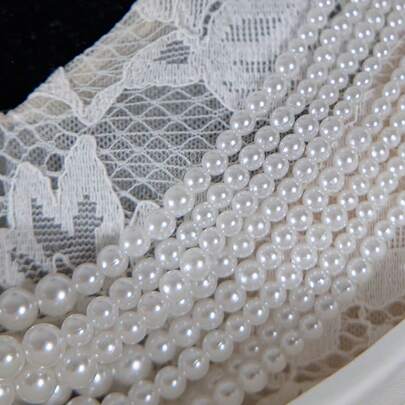 Enkel Ärmlös Vit Bröllopsklänning, Tillverkad Av Draperad Halsringning Och Släpvävt Tyg