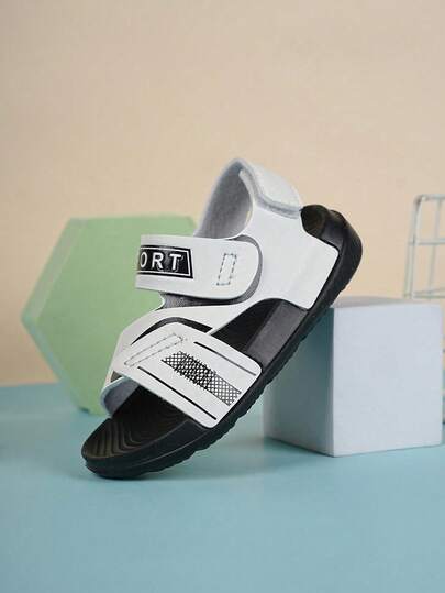 1双男童露趾平底休闲舒适黑白凉鞋，适合夏季穿着