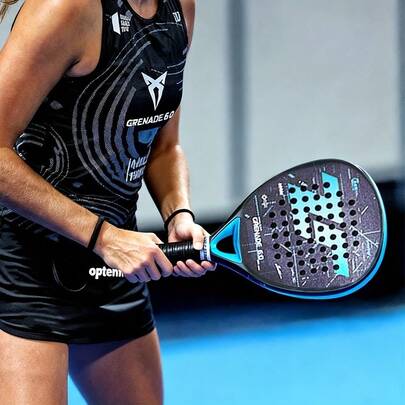  1pc Joeyplay 24K Carbon Fiber Flat Tennis Racket, High-Performance Diamond Head Padel Cage Tennis Racket, Ultra-Light Full Carbon Fiber Flat Tennis Racket, High-Grip 3D Textured Reflective Surface, EVA Foam Core Super Elasticity, Anti-Slip Ergonomic Handle, High Shock Absorption Design, Powerful Performance, Fashionable Sports Racket, Red/Blue/Orange