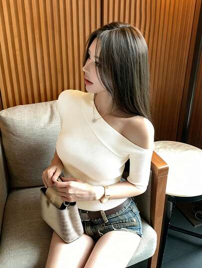 Áo croptop dệt kim kiểu Hàn Quốc, màu trắng, dáng ôm, vai lệch, tay ngắn, chất liệu nhẹ, thích hợp cho mùa hè.