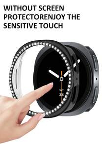 Juego de 2 en 1 de correa de reloj de silicona suave + estuche protector compatible con Samsung Galaxy Watch4 de 40 mm/44 mm para mujer. Correa de reloj de silicona suave y cómoda con hebilla de remache, combinada con un estuche protector de PC a prueba de golpes con brillantes incrustados de rhinestones. El diseño perforado del estuche protector ofrece una sensibilidad táctil. - Caja negra con caja engastada con diamantes. - Ver 6