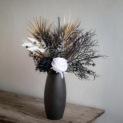 一套黑白仿真花束，适合家庭聚会、节日派对、桌面摆设、卧室装饰、橱窗展示，可放置于餐边柜、桌面、床头柜、展示柜、窗台等处，打造法式奢华DIY插花风格。