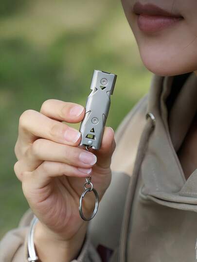 不锈钢户外求生哨，双管哨，男女通用，适用于户外生存、宠物训练、露营、徒步旅行、户外旅行和探险等活动。