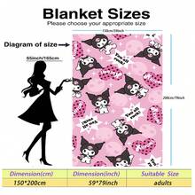 SANRIO 酷洛米主题法兰绒毯，浅粉色和黑色配色，印满可爱的酷洛米图案，点缀着爱心和星星，甜美又酷炫，既美观又实用，可作为礼物或乔迁之喜用品，适合沙发、卧室、露营和旅行使用。 - 彩色 - 查看 16