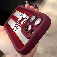 Logotipo de los  con fondo rojo, blanco y dorado. Esta elegante funda es compatible con Samsung, Apple, VIVO, OPPO, , Transsion, ,  y Honor. Fabricada en silicona TPU, ofrece protección contra golpes y caídas, además de una sensación superior. Es el regalo ideal para familiares, amigos y seres queridos, y la opción perfecta para San Valentín y Año Nuevo. - Burdeos - Ver 5